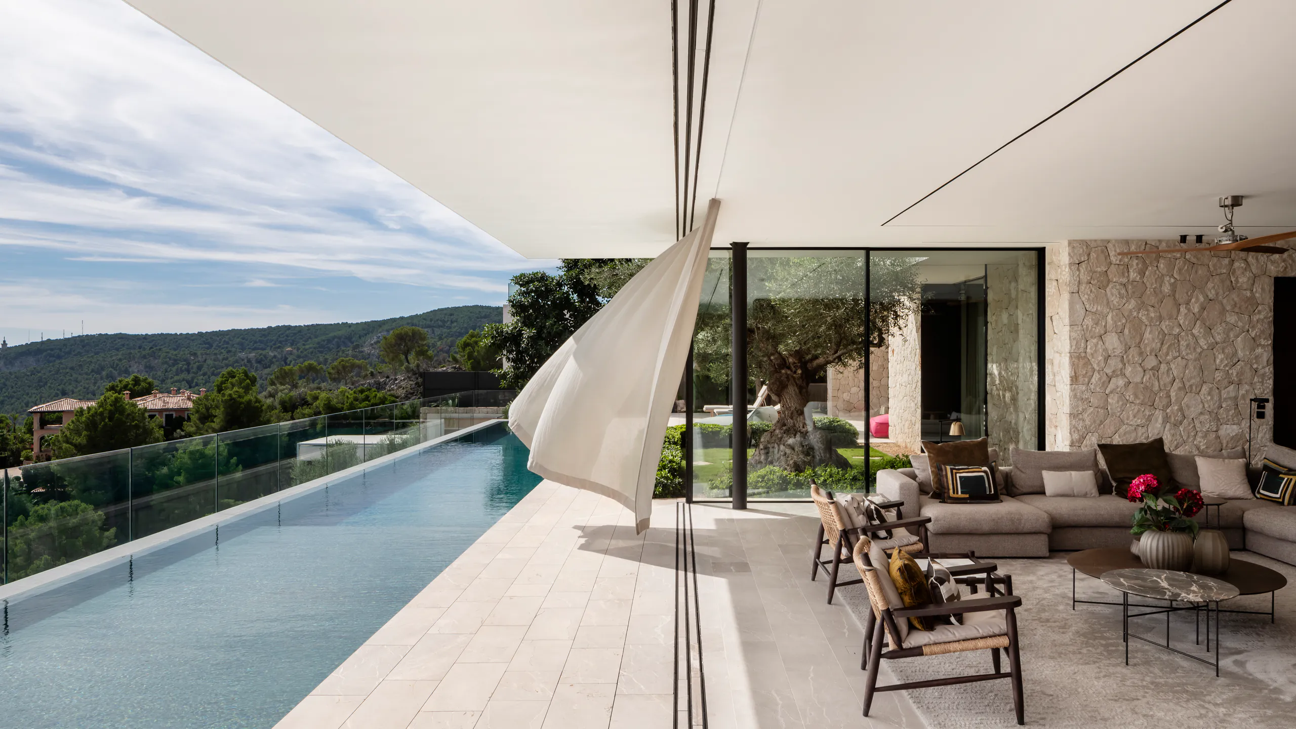 Casa AL08 glazed living space