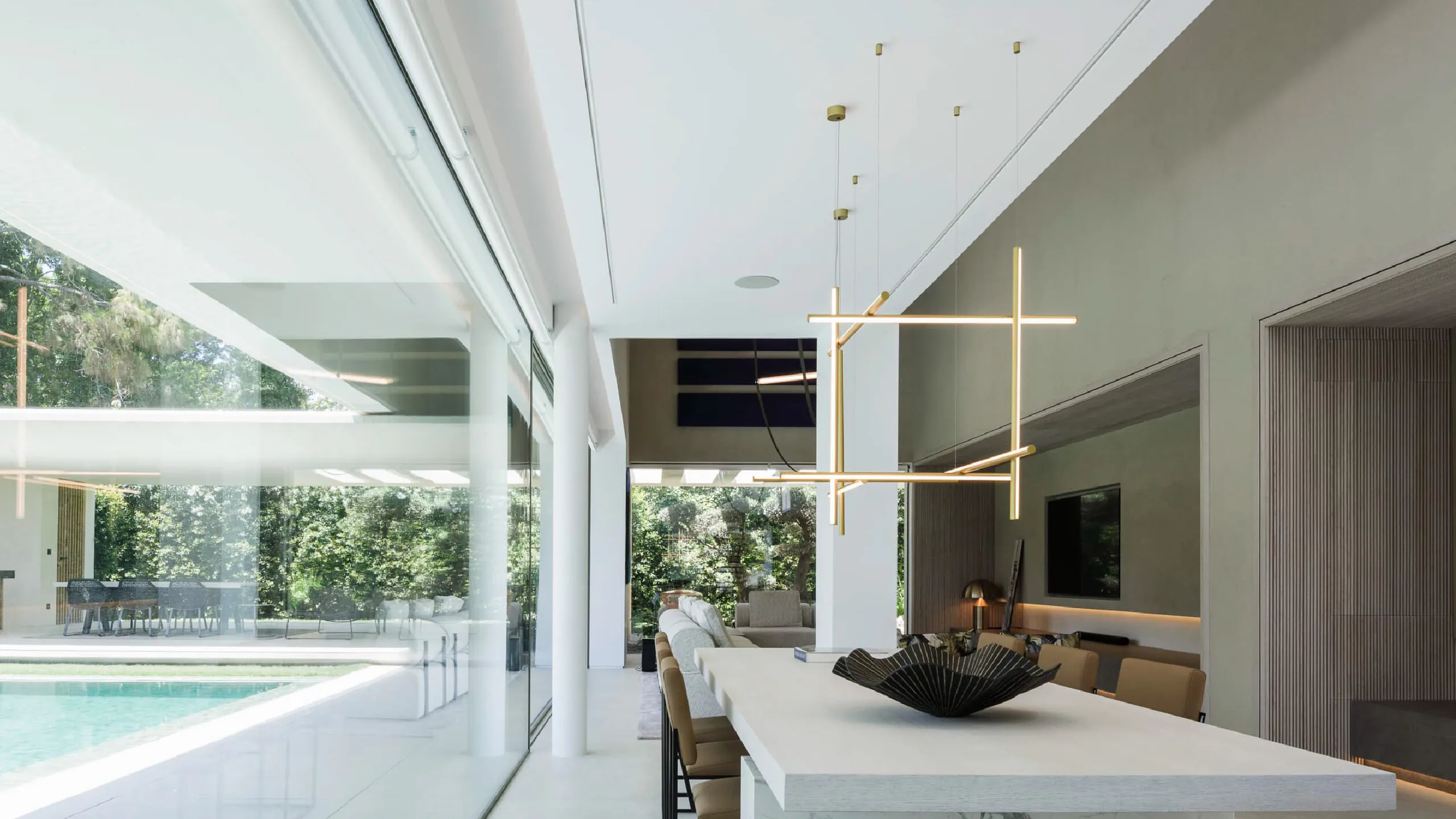 Barrier-free glazed living space opening toward a protected garden