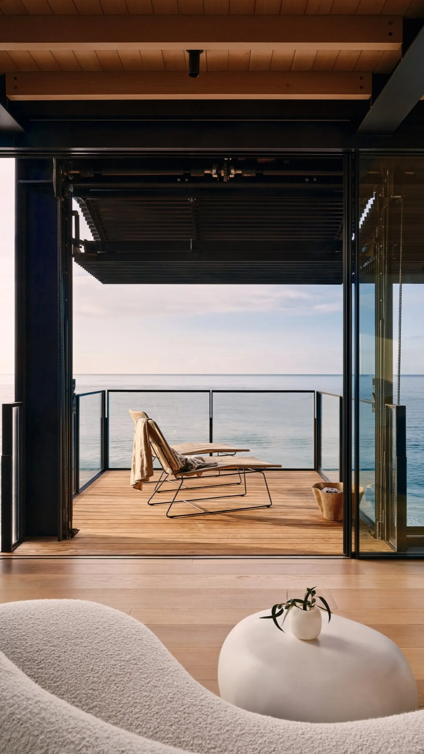 Slim coastal glazing framing an uninterrupted ocean horizon