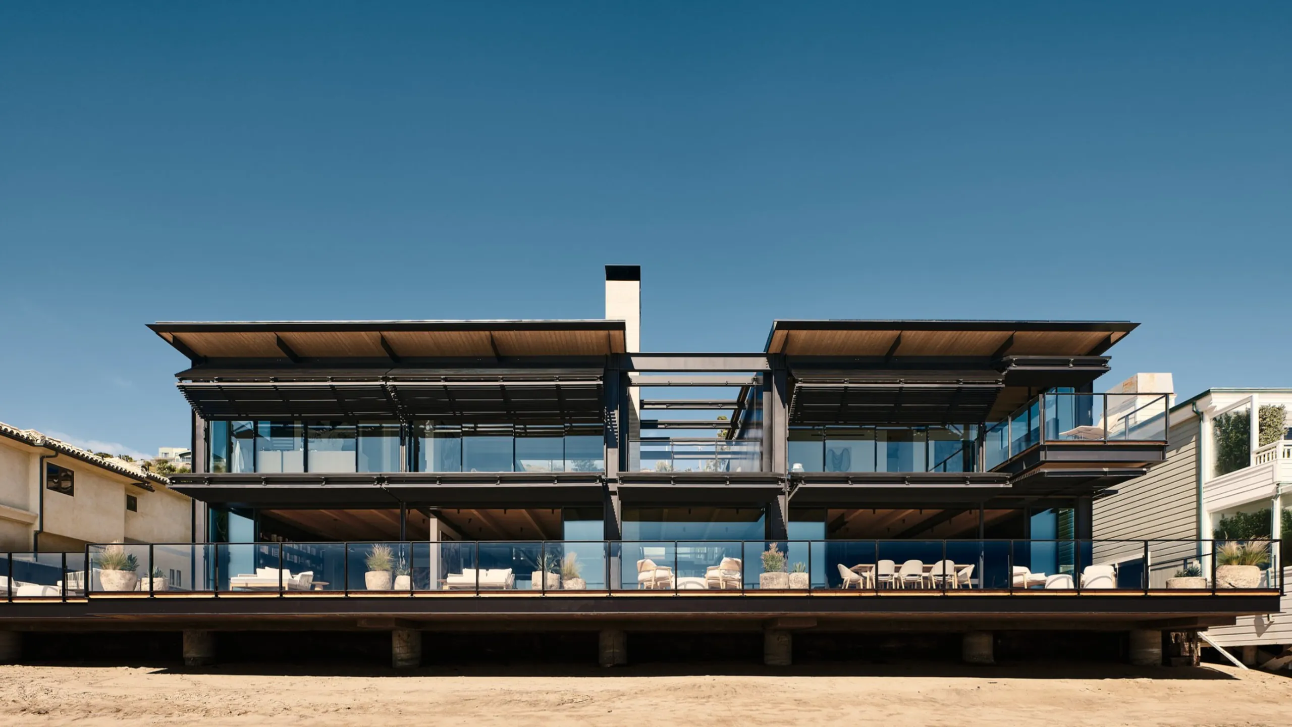 Robust oceanfront architecture exposed to demanding coastal conditions