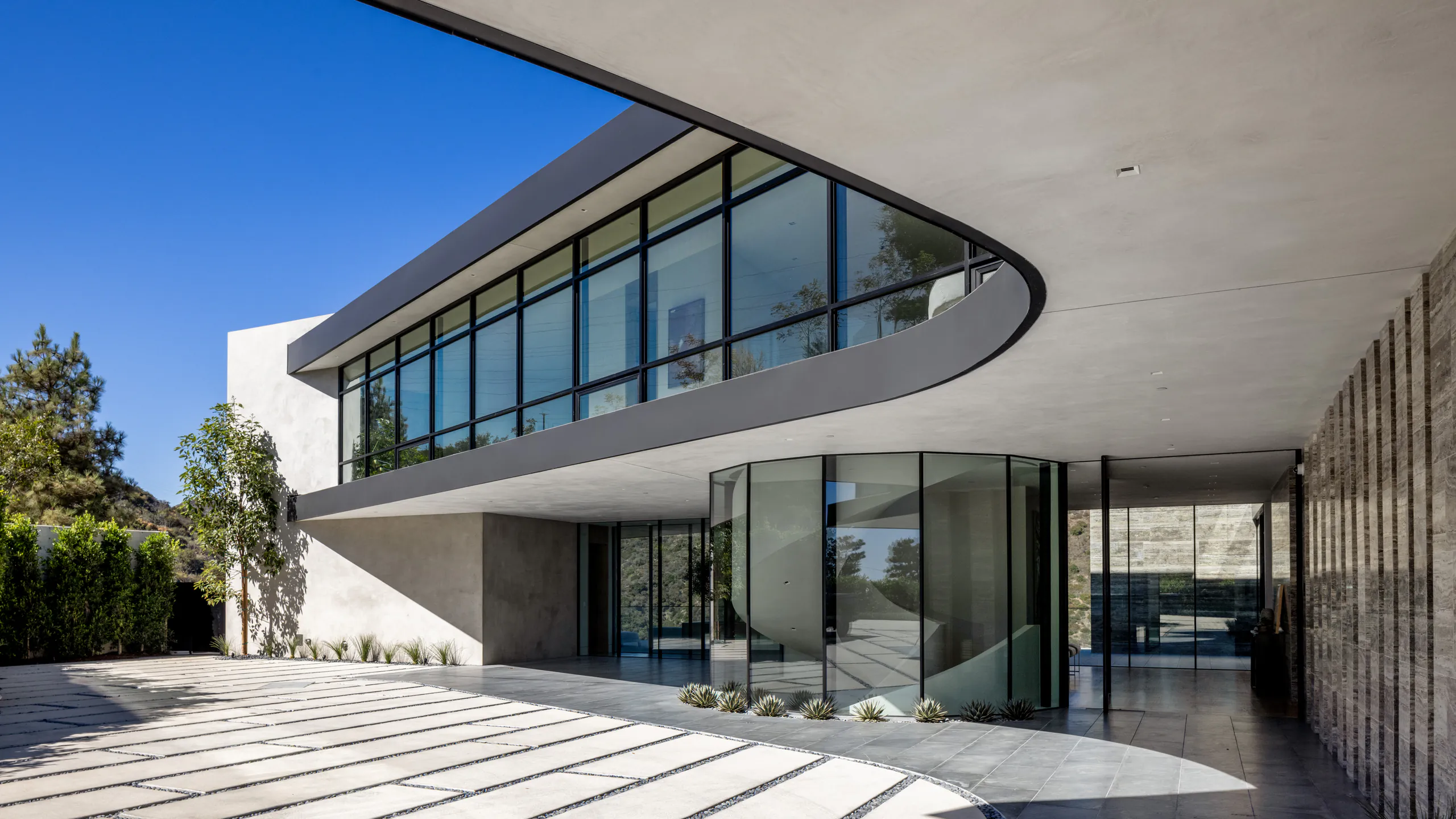 Kenter House curved glass courtyard