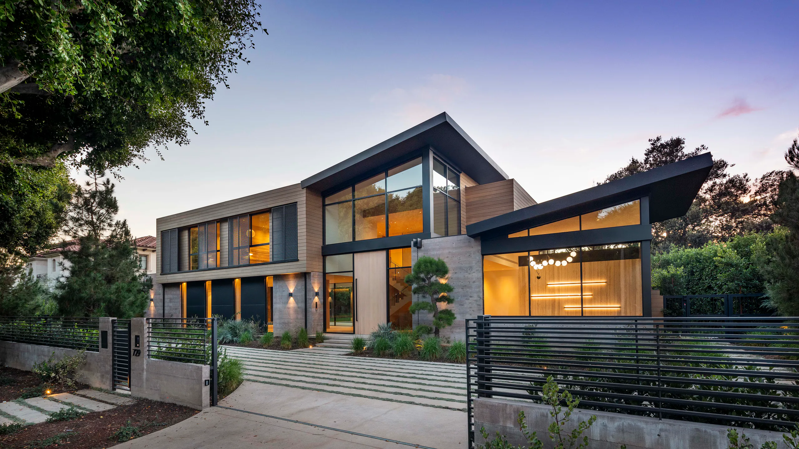 Refined tropical residence with expansive architectural glazing