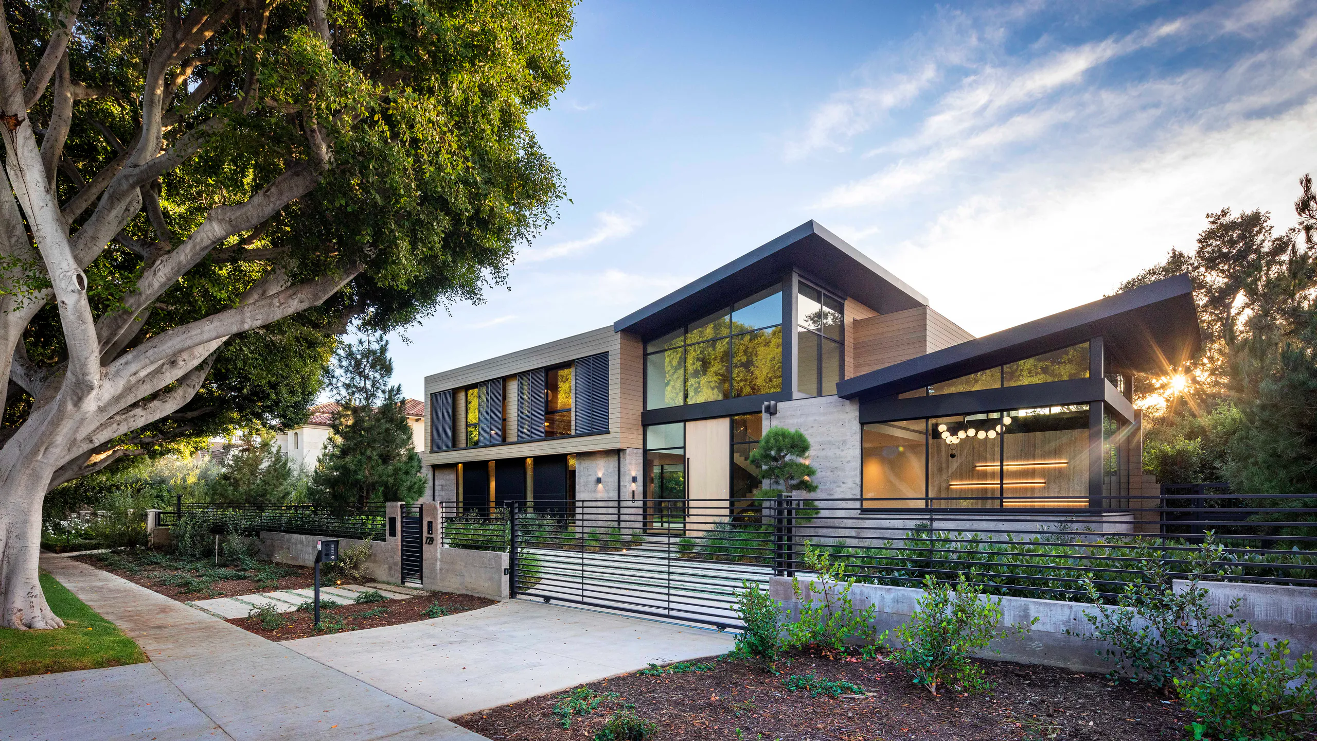 Warm-climate residence protected by generous glazing